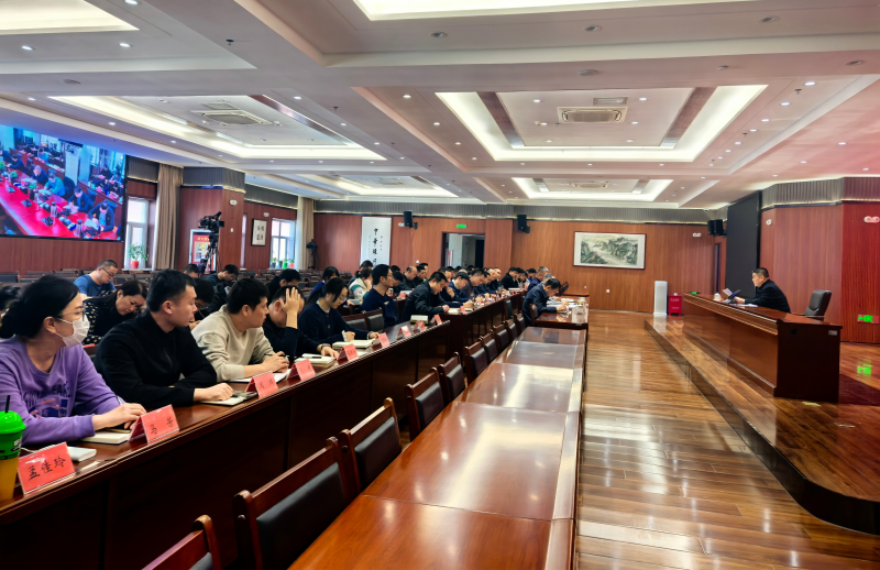 新疆维吾尔自治区党委政法委机关举行“与法同行”讲法活动